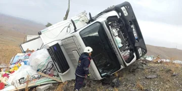 Van’da 2 tır kafa kafaya çarpıştı