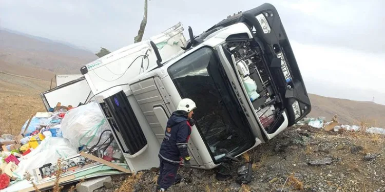 Van’da 2 tır kafa kafaya çarpıştı