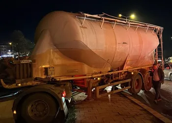 Düzce’de araç kaldırımda asılı kaldı