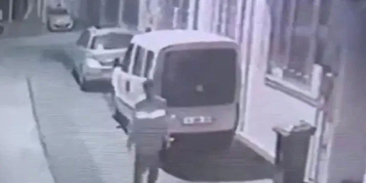 Bıçakla araçların lastiklerini patlattı