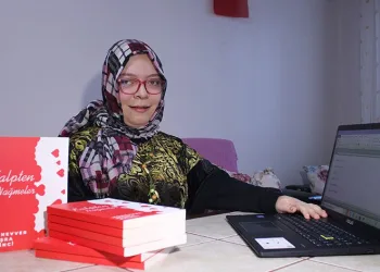 Tek parmağı ile hayata tutundu