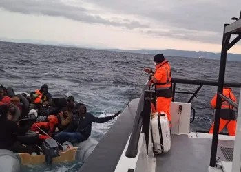 İzmir’de 59 düzensiz göçmen kurtarıldı