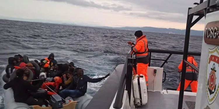İzmir’de 59 düzensiz göçmen kurtarıldı