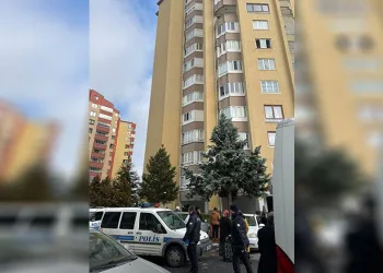 Kayseri’de cam silerken beton zemine düştü