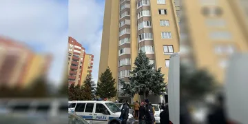 Kayseri’de cam silerken beton zemine düştü