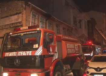 Fatih’te ahşap bina alev alev yandı