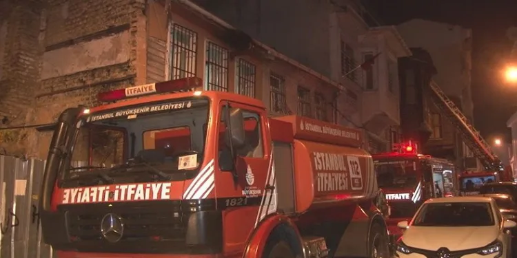 Fatih’te ahşap bina alev alev yandı