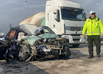 Bursa’da otomobil, kamyonete çarptı