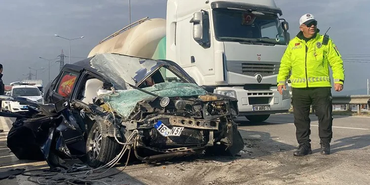 Bursa’da otomobil, kamyonete çarptı