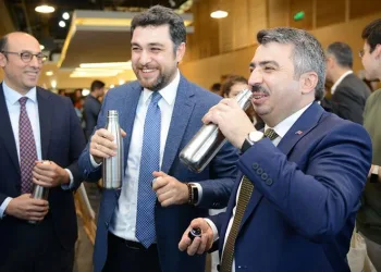 Doğaya destek için çelik termos dağıtıldı