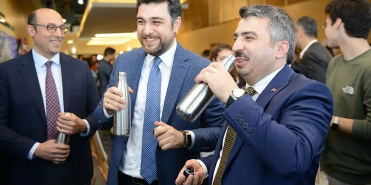 Doğaya destek için çelik termos dağıtıldı