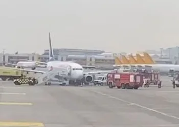 Yolcu uçağının lastiği patladı