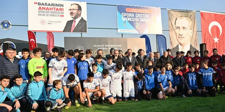 Büyükşehir’den üniversiteye futbol sahası