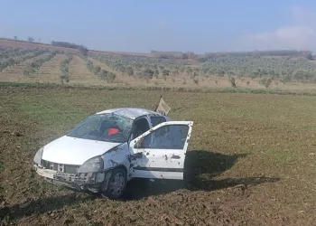 Bursa’da kontrolden çıkan otomobil tarlaya uçtu