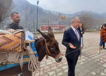 Eşekle Anadolu’yu gezip kitap dağıtıyor