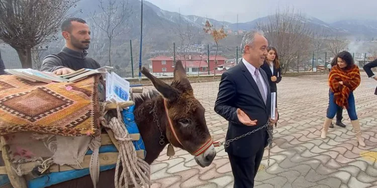 Eşekle Anadolu’yu gezip kitap dağıtıyor