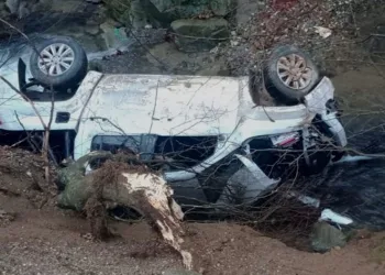 Bursa’da kamyonet dere yatağına yuvarlandı