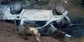 Bursa’da kamyonet dere yatağına yuvarlandı