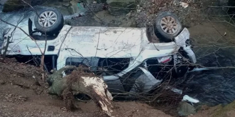 Bursa’da kamyonet dere yatağına yuvarlandı