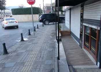 Sultanbeyli’de kontrolden çıkan arac dükkana çarptı