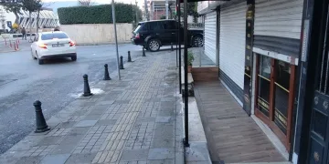 Sultanbeyli’de kontrolden çıkan arac dükkana çarptı