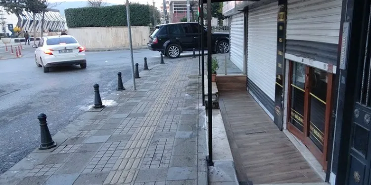 Sultanbeyli’de kontrolden çıkan arac dükkana çarptı