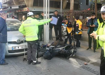 Manisa’da otomobil ile motosiklet çarpıştı
