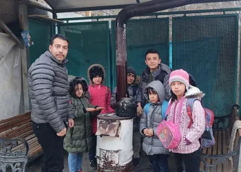 Erzurum’da minibüs durağına soba kurdular