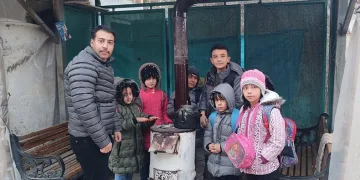 Erzurum’da minibüs durağına soba kurdular
