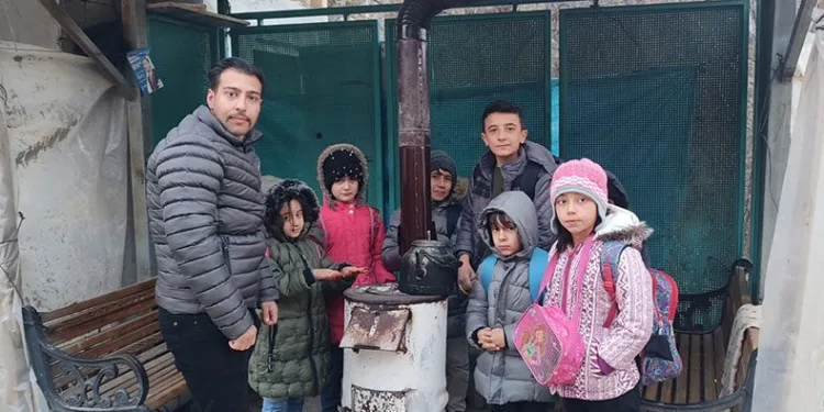 Erzurum’da minibüs durağına soba kurdular