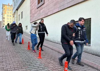 Sahte parayla yakayı ele verdiler
