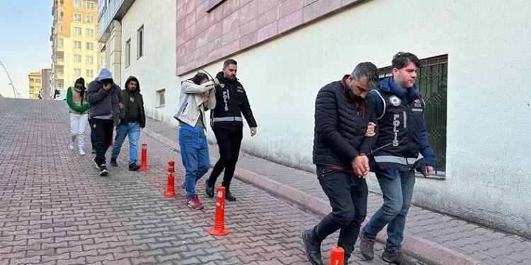 Sahte parayla yakayı ele verdiler