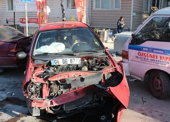 Kontrolden çıkan otomobil kazaya sebep oldu