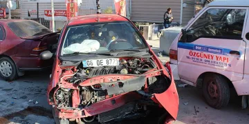 Kontrolden çıkan otomobil kazaya sebep oldu