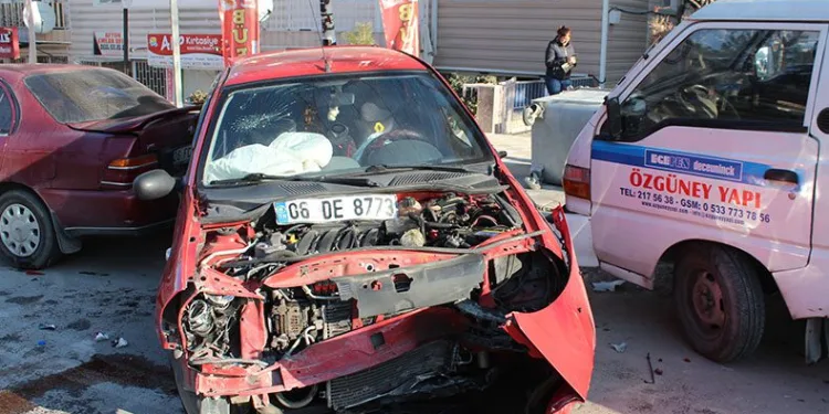 Kontrolden çıkan otomobil kazaya sebep oldu