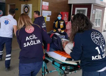 Halk otobüsüyle çarpışan motosikletli ağır yaralandı