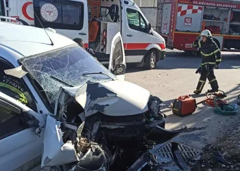 Hafif ticari araç bariyerlere çarptı