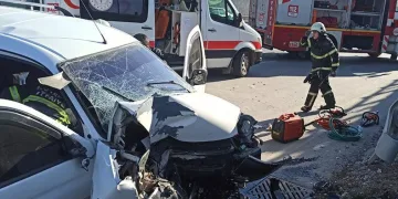 Hafif ticari araç bariyerlere çarptı
