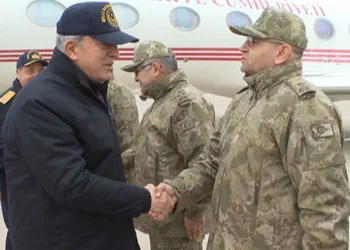 Bakan Akar sınır hattında