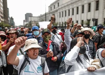 Peru Devlet Başkanı kongreyi feshetti