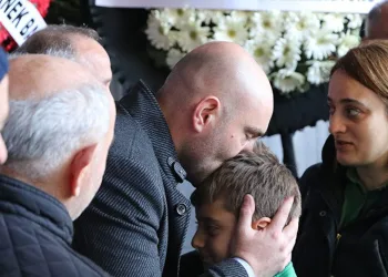 Minik futbolcu son yolculuğuna uğurlandı
