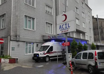 Kaldırımda düşüp yaralandı
