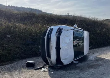 İznik’te otomobil şarampole uçtu
