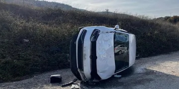İznik’te otomobil şarampole uçtu
