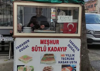 40 yıldır aynı yerde seyyar tezgah açıyor