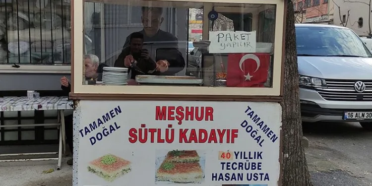 40 yıldır aynı yerde seyyar tezgah açıyor