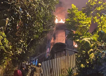Beyoğlu’nda evsizlerin kaldığı bina yandı
