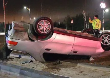 Sivas’ta otomobil refüje çarpıp takla attı