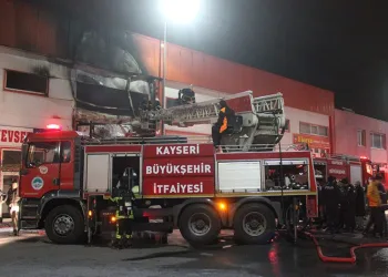 Kayseri’de mobilya imalathanesi yangın