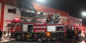 Kayseri’de mobilya imalathanesi yangın